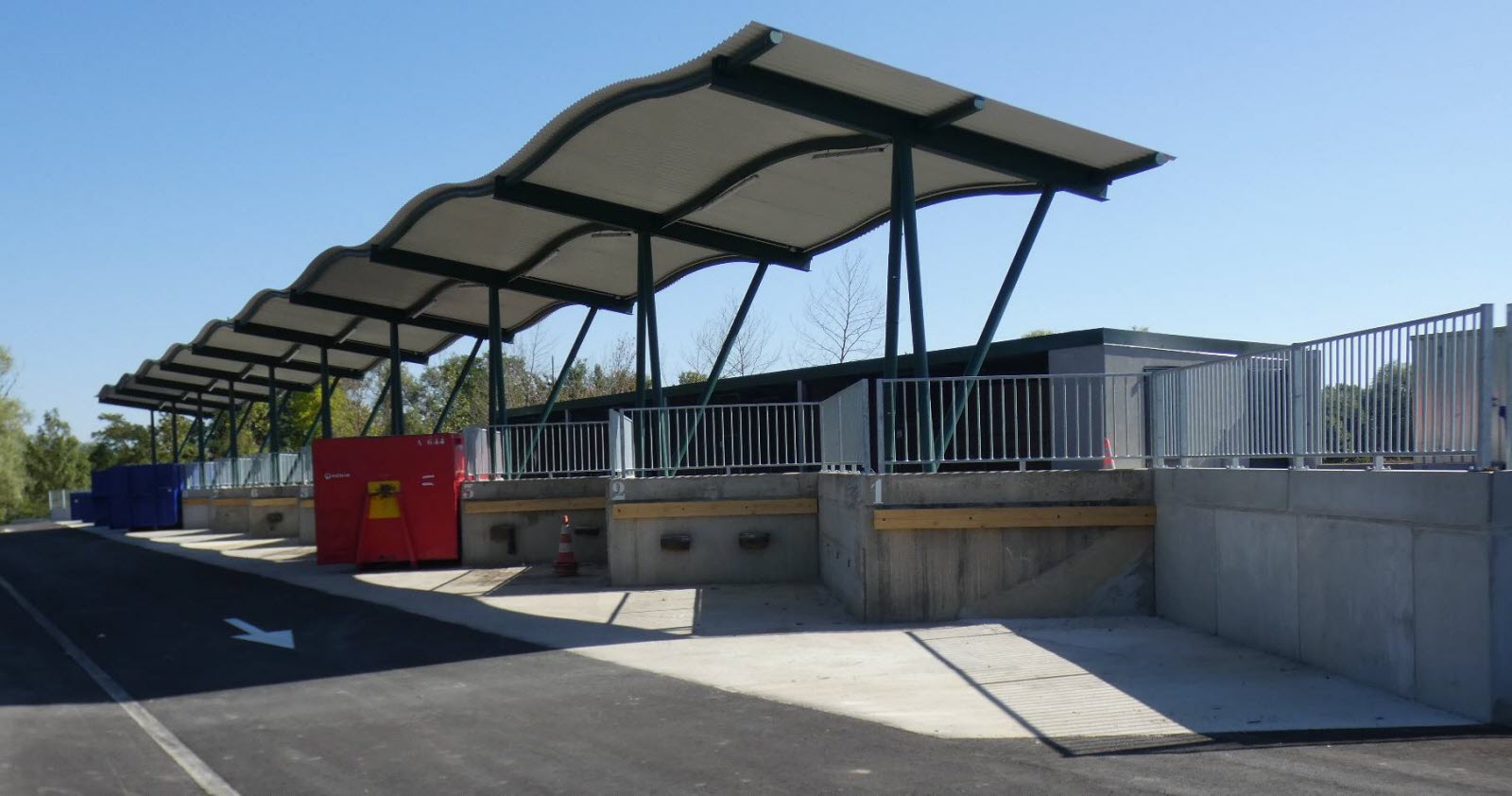 Vue de l'entrée de la déchetterie de Talange avec ses bennes de tri sélectif