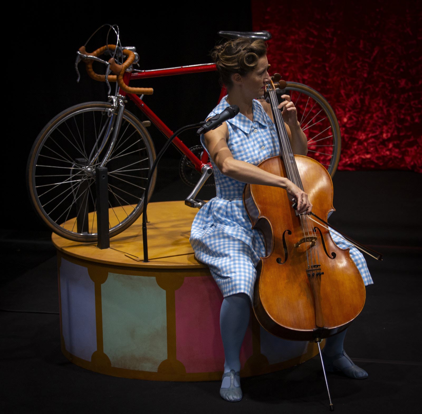 Musicienne en scène avec un violoncelle et un vélo – spectacle du Théâtre des Zygomars pour PataTram 33 au Théâtre Jacques Brel de Talange