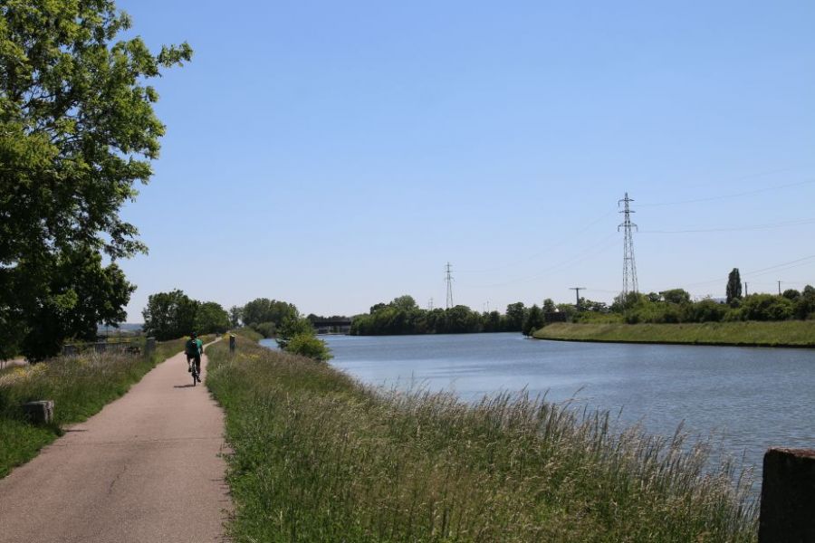 Piste cyclable le long du canal à Talange par une journée ensoleillée